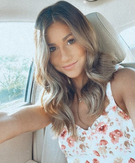 Hailey Lower ヌードモデル 画像