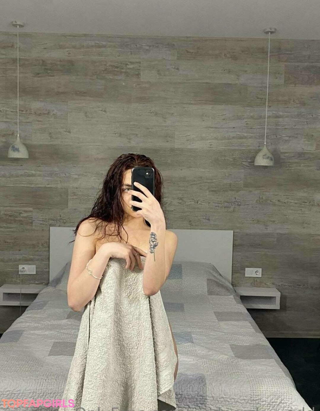 wednesday add ポルノスター ヌード 写真