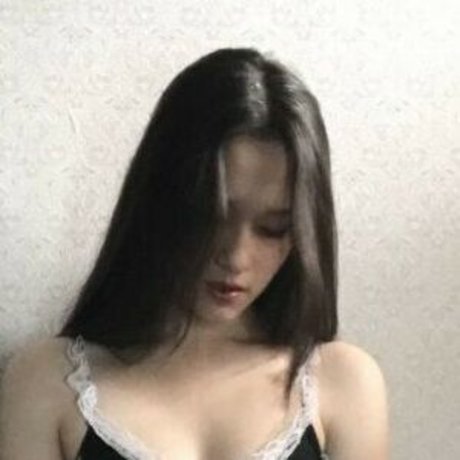 yiwedk ポルノスター トップ 写真
