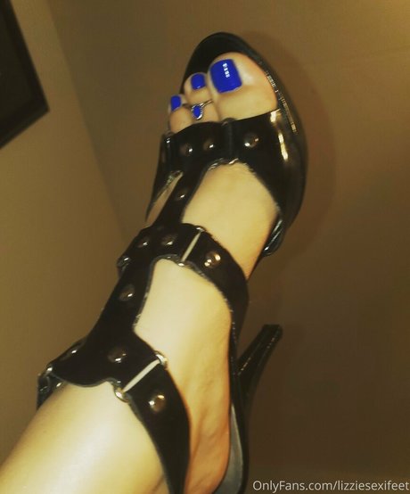 lizziesexifeet 裸の女優 画像