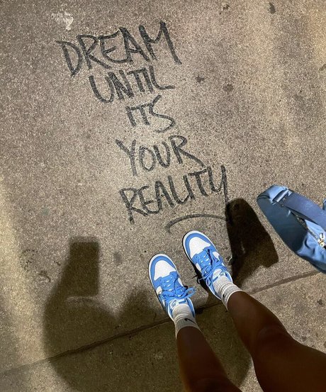 巨乳ストリップオンリーファンズ 美しいポルノ 画像