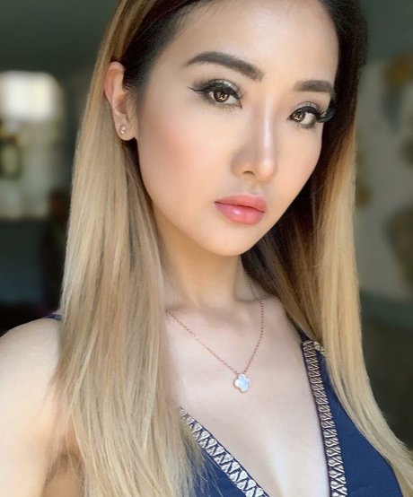 Emily108 エロティックモデル 写真