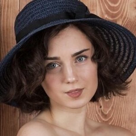 金髪巨乳オンリーファンズ セクシー裸 画像