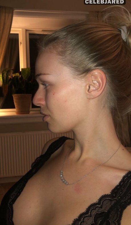Frederikke Bach ホットスター 写真
