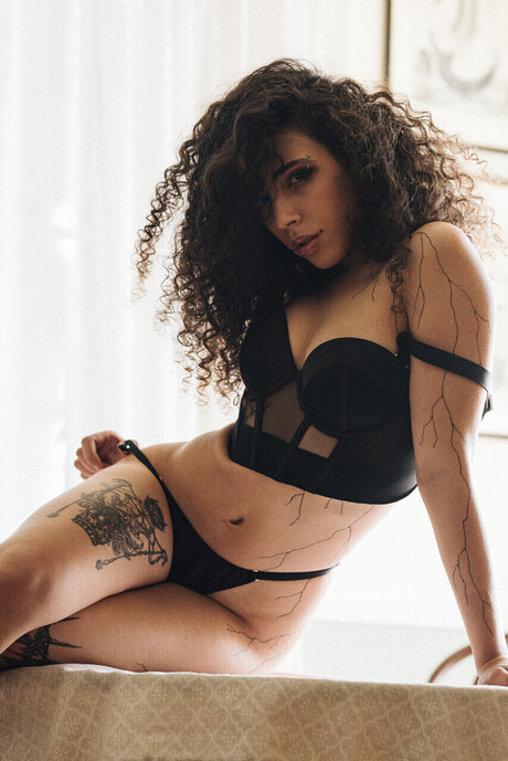 MISTRESS TRINITY 素敵なモデル 写真