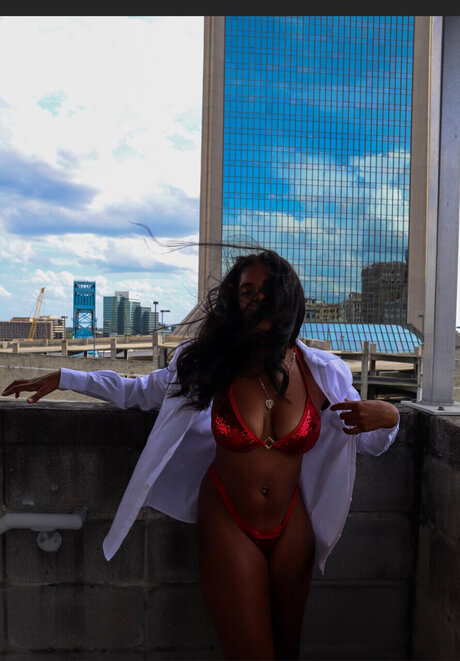 巨乳クーガーオンリーファンズ ホットポルノ 画像