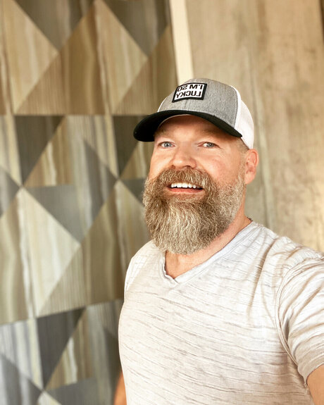 曲線美のラテン系オンリーファンズ アートポルノ 写真