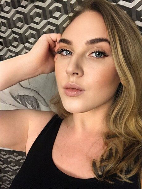 大学生のティーンオンリーファン セクシー 写真