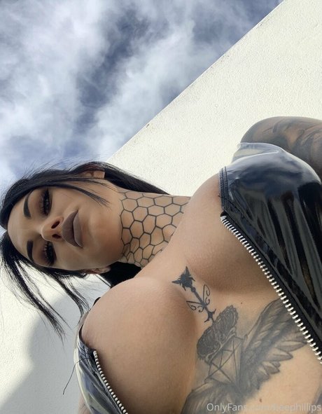 Bee Phillips ホットスター 写真