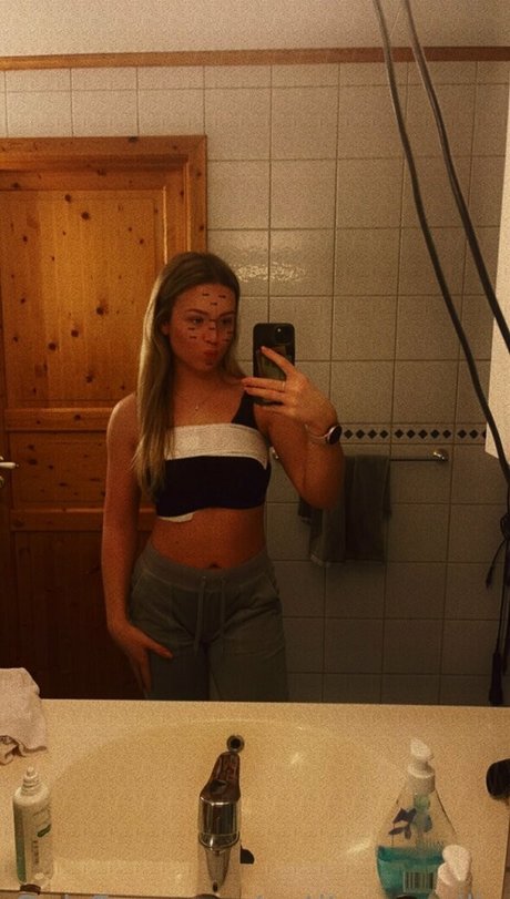 petitesexysilje ポルノスター 裸 写真