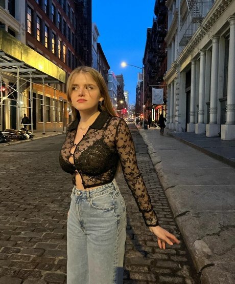 細くて大きなお尻のオンリーファンズ セクシーヌード 写真