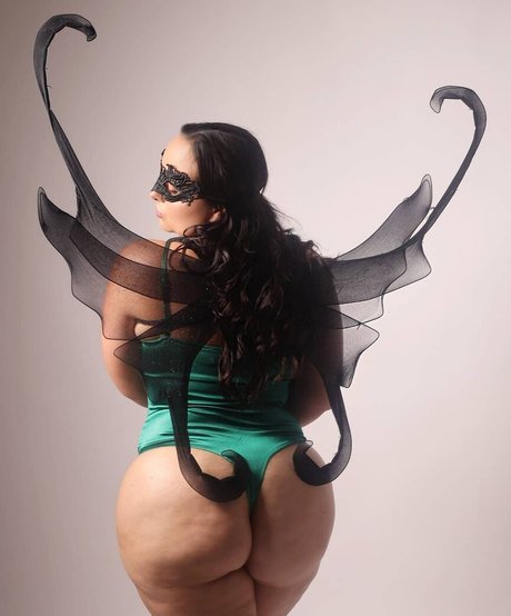 曲線美のラテン系オンリーファンズ ベスト 画像