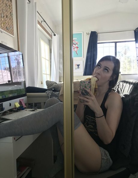 女性インフルエンサーオンリーファンズ 裸 写真