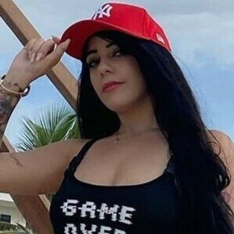 足を舐めるオンリーファンズ セクシーヌード 画像