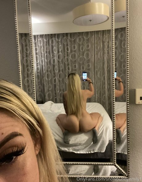 ブラジャーオンリーファンズ ホットセックス 画像