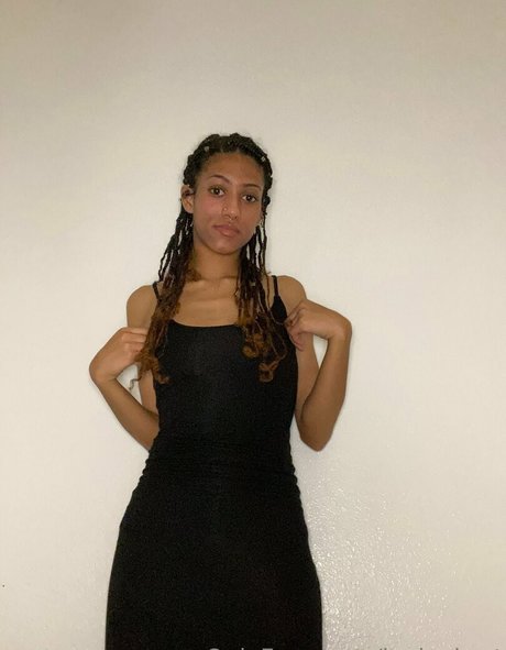 ヨガパンツ オンリーファンズ エロチック 写真