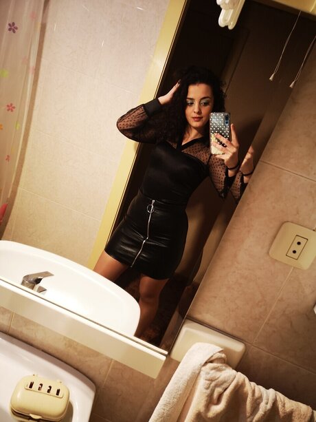 巨乳の熟女オンリーファンズ アートヌード 写真