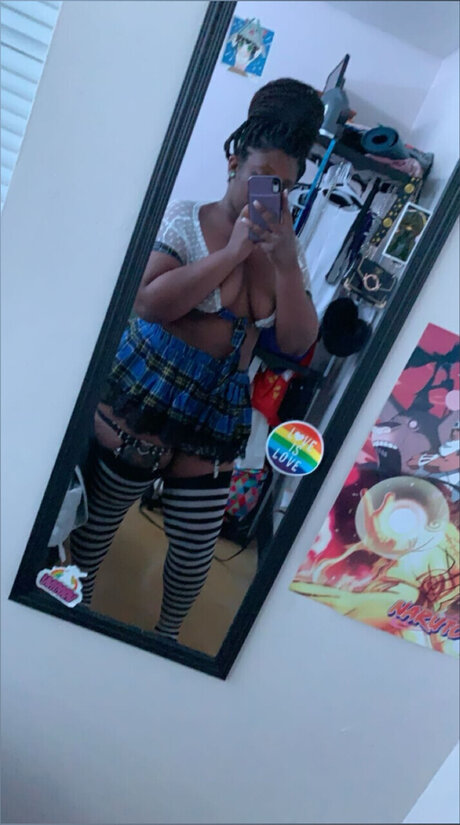 美しい黒檀のオンリーファンズ セクシー 写真