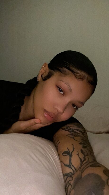 オナニー 潮吹き オンリーファンズ 無料セクシー 写真