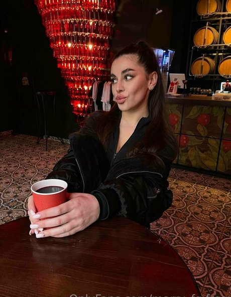 金髪巨乳オンリーファンズ アート裸 画像