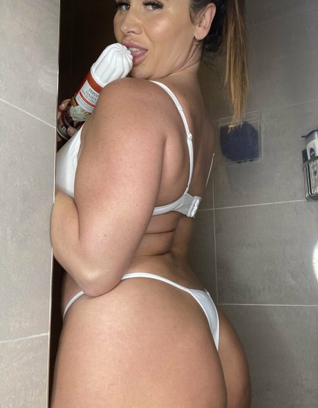 britishbustybrunettemilf ホットなスター 写真