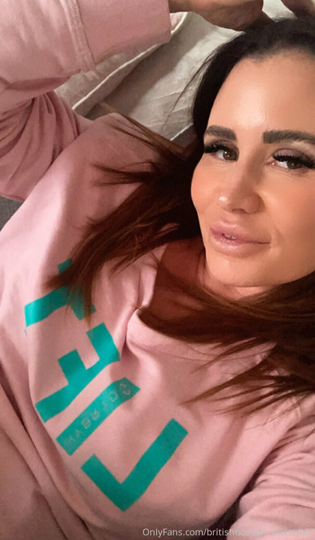 britishbustybrunettemilf 美しいモデル 写真