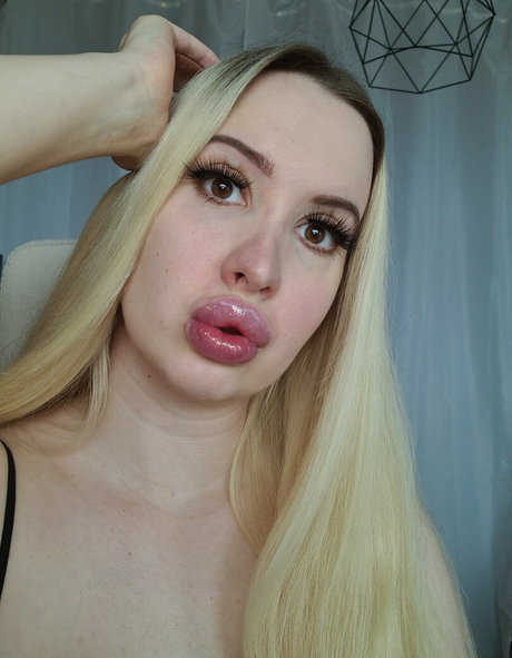 白いランジェリーオンリーファンズ 無料裸 画像