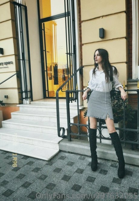 lovelylollyhehe top profile image