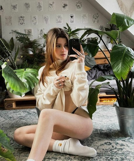 Leonie Busse ヌードモデル アーカイブ