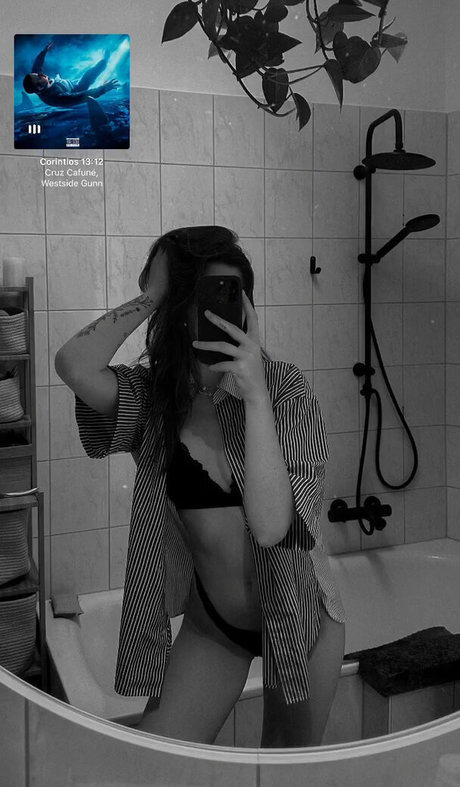 Leonie Busse 高品質のポルノスター 写真