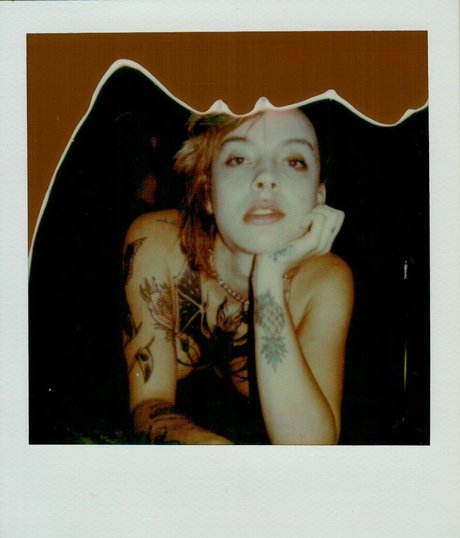 垂れ乳オンリーファンズ エロチック 画像