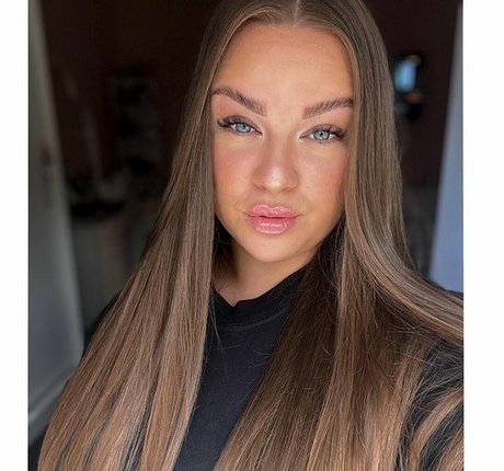 毛深い茂みオンリーファンズ 美しいヌード 写真
