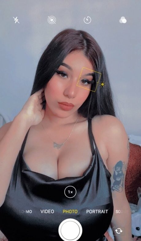 ブルネットのティーンオンリーファンズ ホット 画像