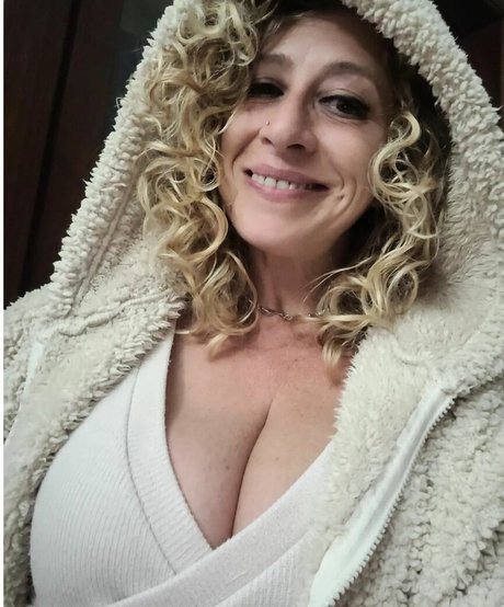 赤毛の痴女オンリーファンズ セクシー裸 画像