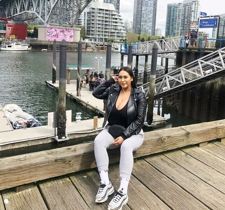 制服オンリーファン 裸 画像