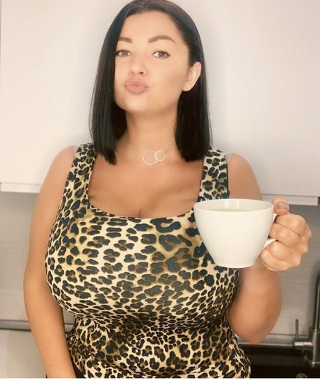 ラテン系ママオンリーファンズ セクシーヌード 画像