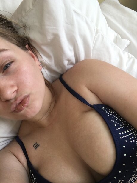 18歳のオンリーファンズ アート裸 画像