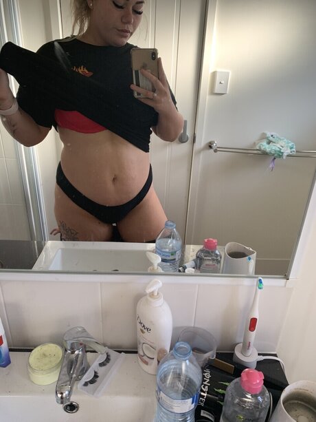 ランジェリーヌードオンリーファンズ セクシーヌード 画像