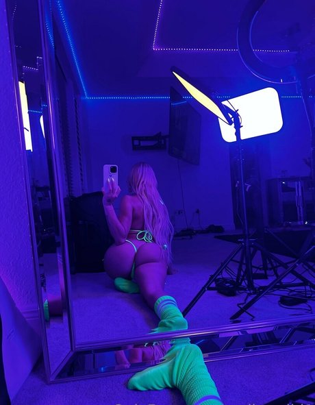 Emilyy Wild top profile image