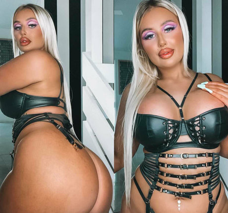 巨乳ストリップオンリーファンズ ホット裸 写真