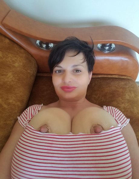 girlwithhugecleavage アートスター 画像