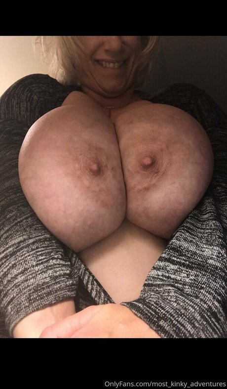 官能的なオンリーファンズ セクシー裸 写真