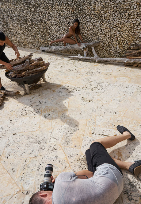 Nidhi Sunil ヌード女優 写真