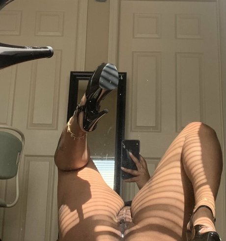 曲線美のシーメールオンリーファンズ ホットセックス 写真