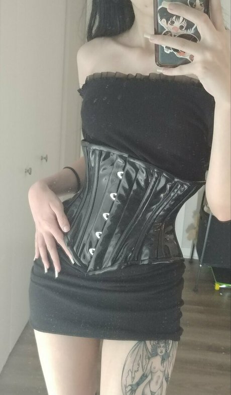 足を舐めるオンリーファンズ 美しい裸 写真