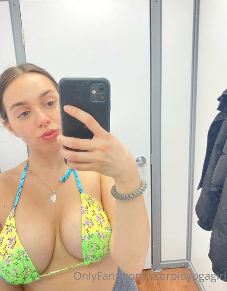 scorpioyogagirl 裸のスター 写真