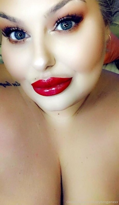 bustybroganxxx 裸モデル 画像