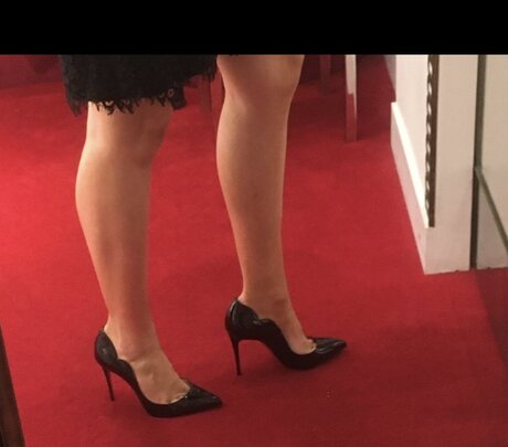 Toes before bros セクシーモデル 画像