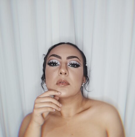 異人種間レズビアンオンリーファンズ 美しいヌード 写真