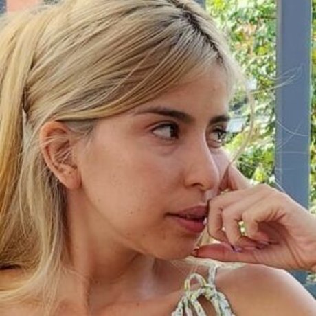 毛深い足のオンリーファンズ セクシーヌード ギャラリー